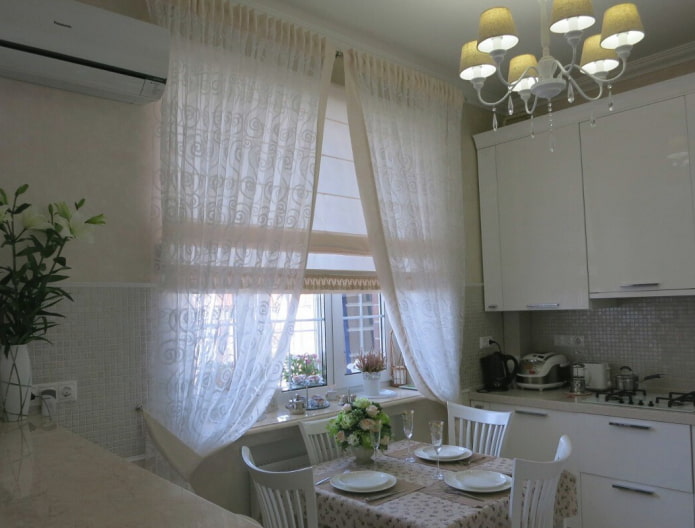 Roman curtains combined with tulle in the kitchen