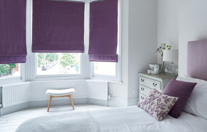 лилави римски завеси в спалнята