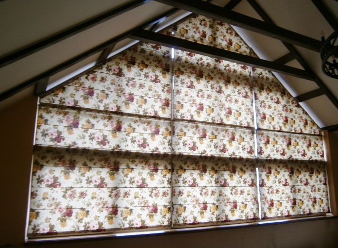 римске завесе на троугластом прозору