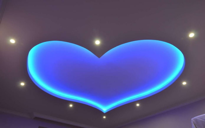 плави лебдећи таван у облику срца