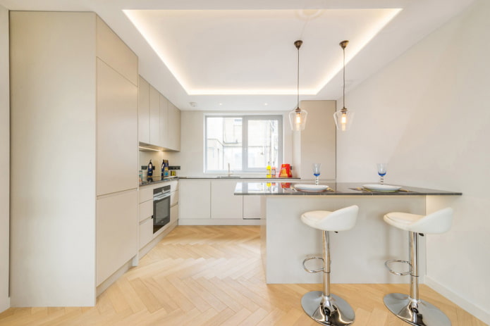 การออกแบบสองระดับพร้อมไฟส่องสว่างในห้องครัว