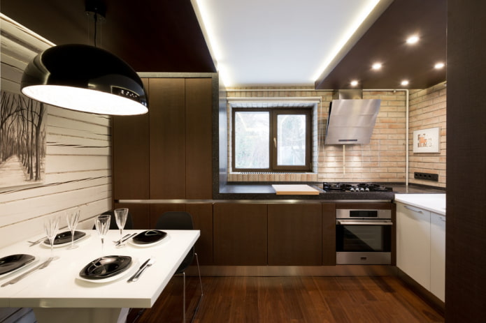 การออกแบบสองระดับพร้อมไฟส่องสว่างในห้องครัว