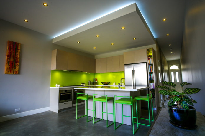 graues Zwei-Ebenen-Design in der Küche