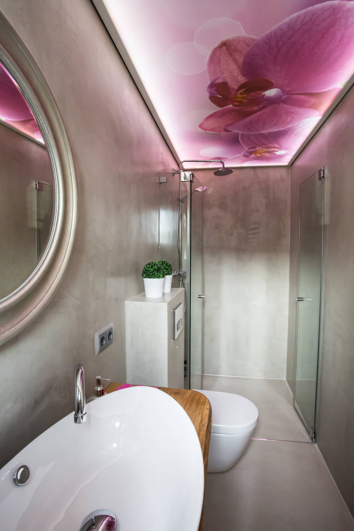 Decke mit Orchideenbild im Badezimmer