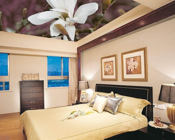 เพดานที่มีรูปดอกไม้ในห้องนอน