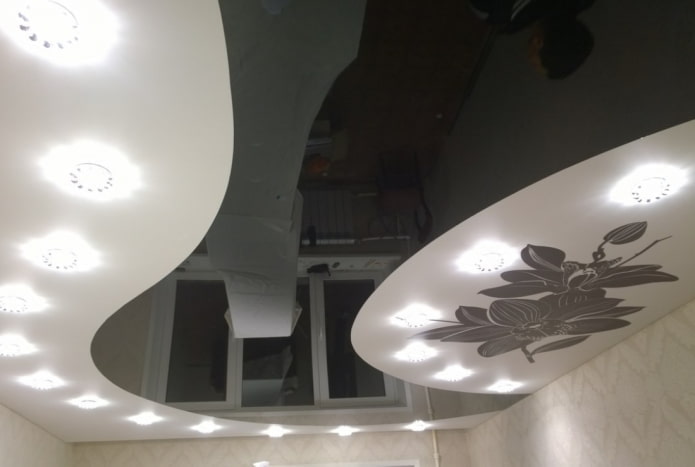 Single-level ceiling in two colors