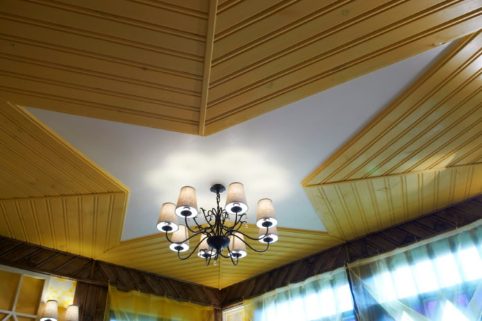 ceiling structure with an unusual middle