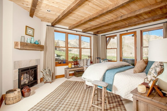 wooden ceiling with beams in the bedroom