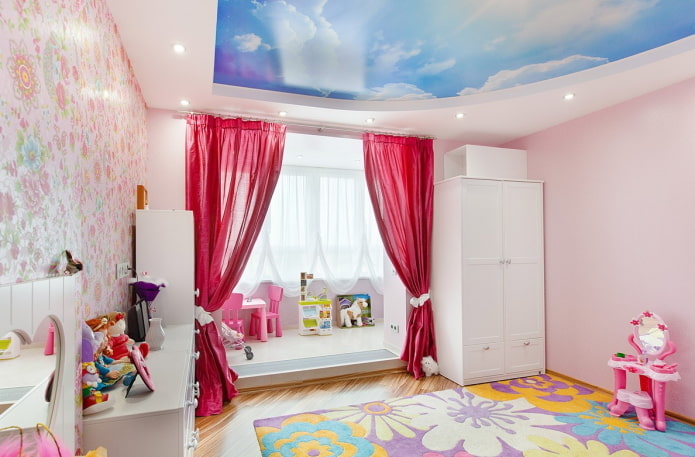 blaue Decke kombiniert mit rosa Wänden
