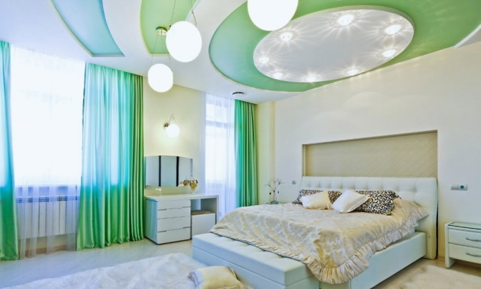 бела и зелена плафонска конструкција у спаваћој соби