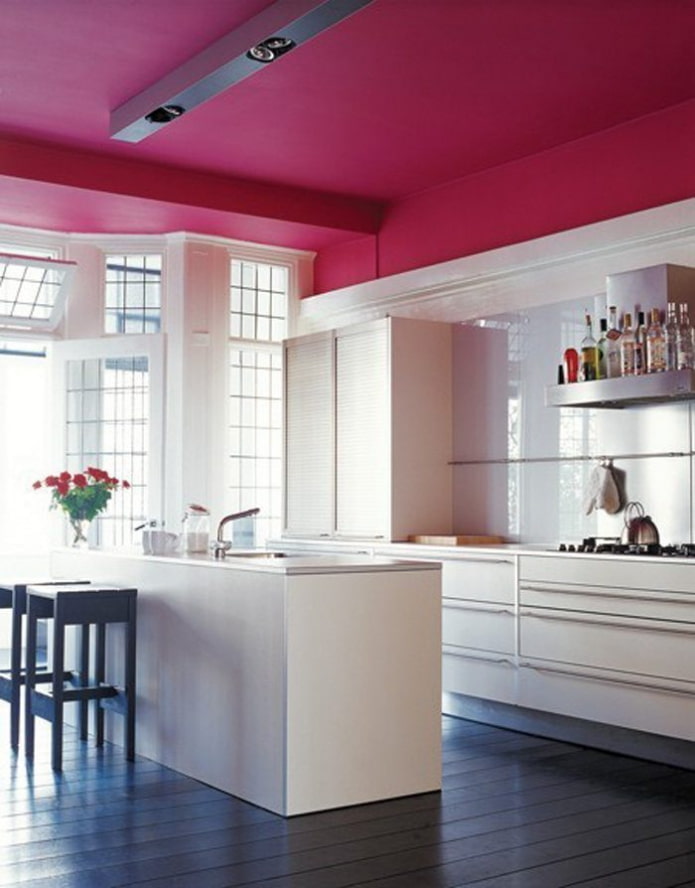 rózsaszín mennyezet a konyhában