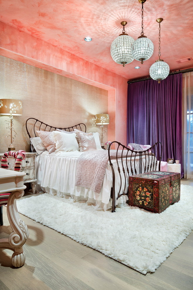 เพดานสีชมพูในห้องนอน