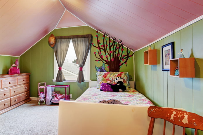 pink ceiling with green walls
