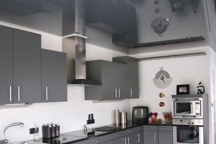 сива плафонска конструкција у кухињи