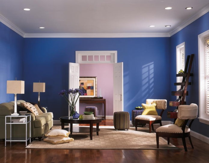 graue Decke mit blauen Wänden