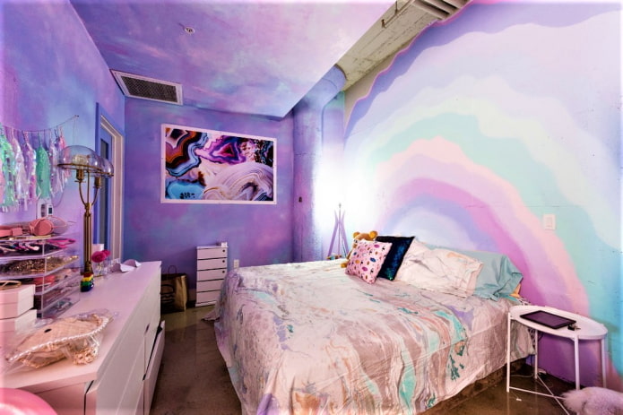 lila színű freskó a falakon és a mennyezeten