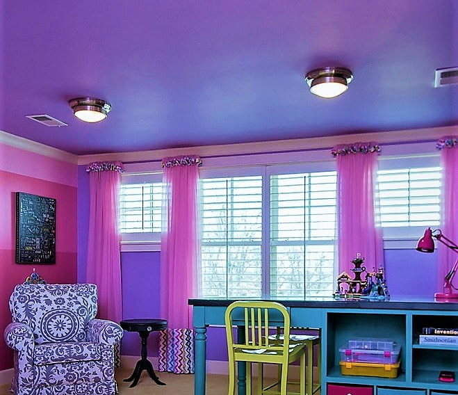 ผนังสีชมพูรวมกับเพดานสีม่วง