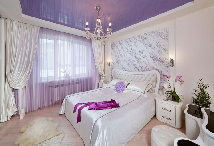 lila Spanndecke im Schlafzimmer