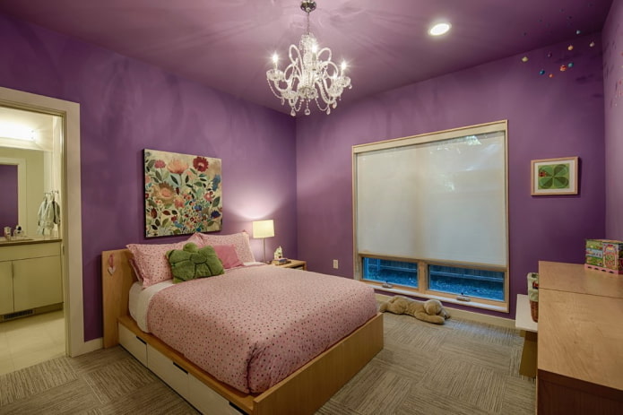 lila gestrichene Decke im Innenraum