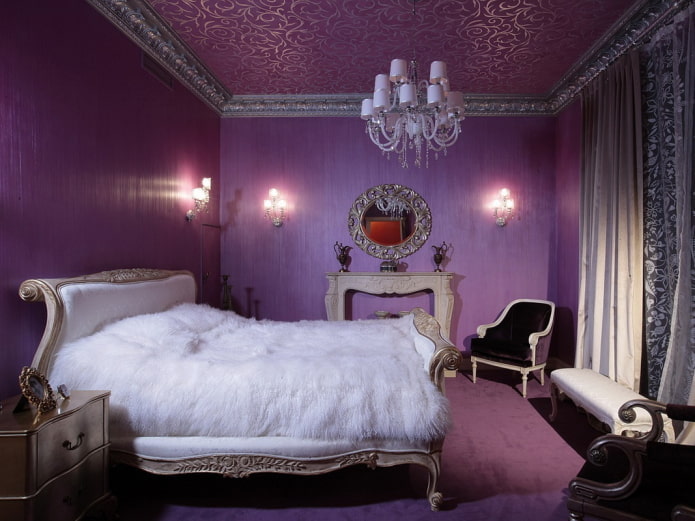 lila Decke mit Mustern im Schlafzimmer
