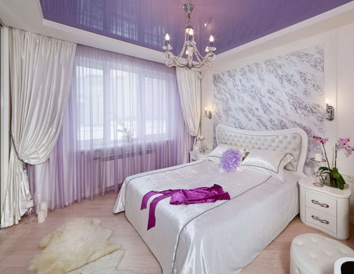 เพดานสีม่วงและสีขาวในห้องนอน