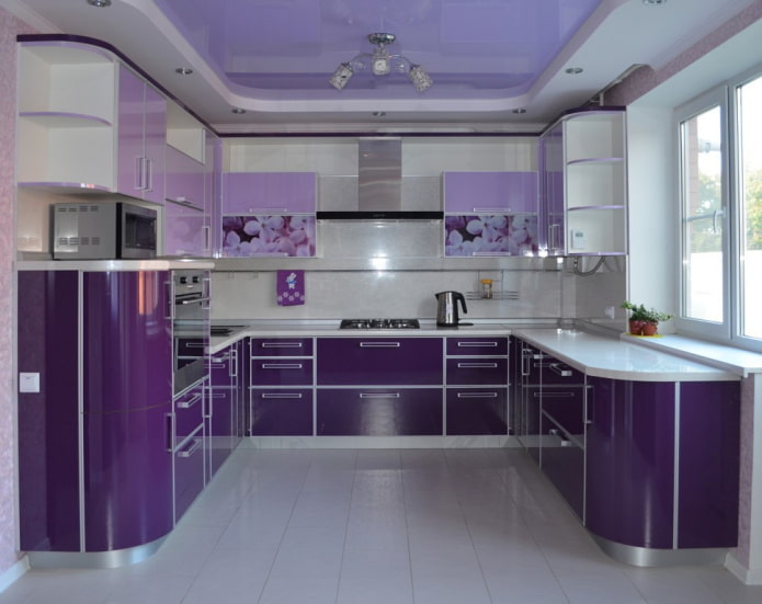 lila mennyezet a konyhában