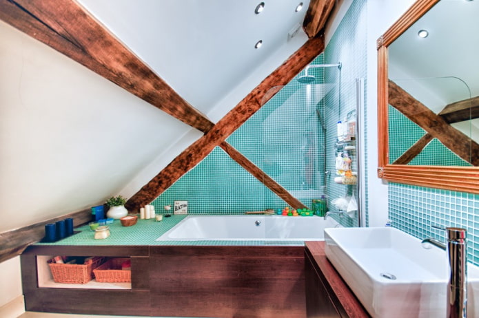 ceiling with beams in the interior of the bathroom