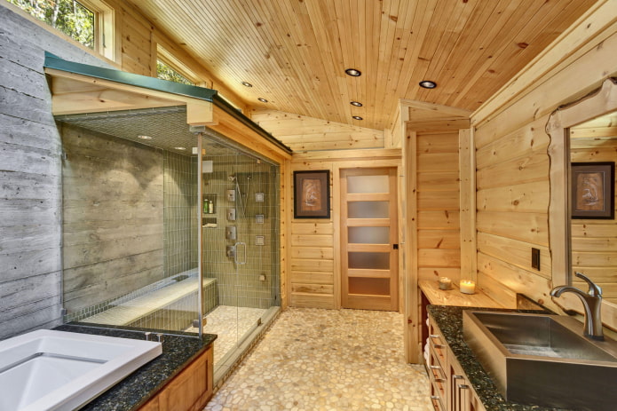 Deckengestaltung im Inneren eines Badezimmers in einem Holzhaus