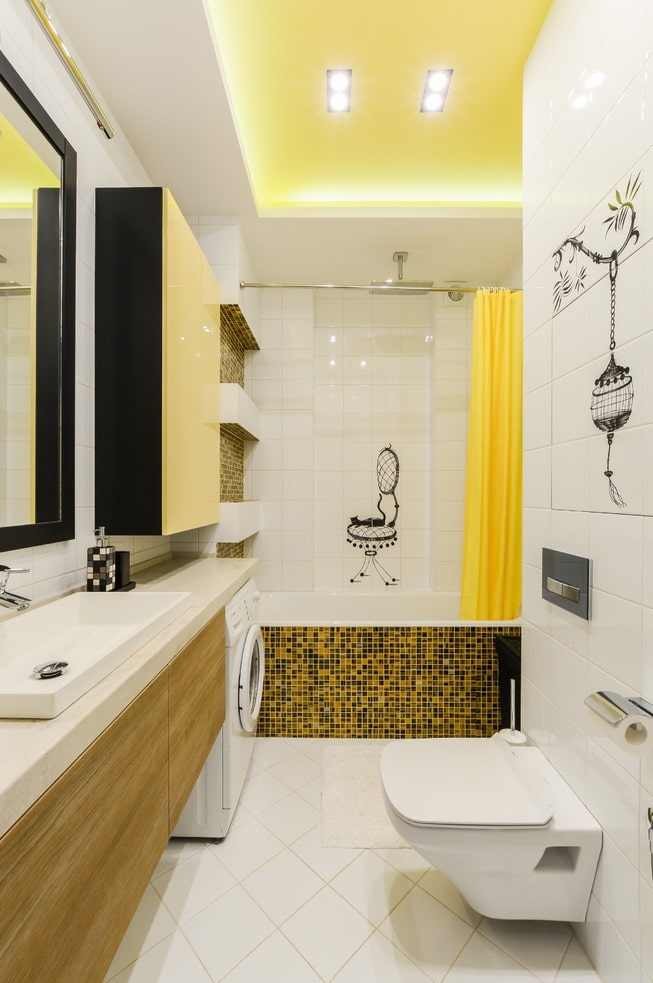 Deckengestaltung in einem Badezimmer kombiniert mit einer Toilette
