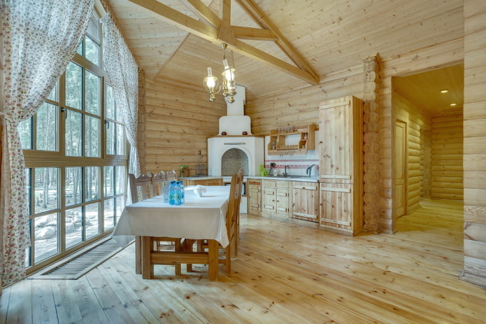 дизајн плафона у унутрашњости кухиње у дрвеној кући