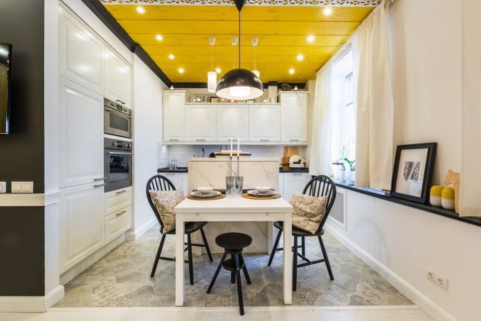 เพดานสีเหลืองในครัว