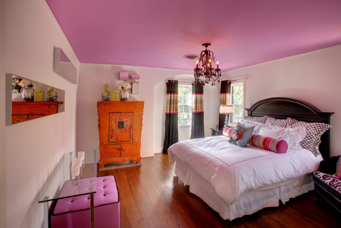 เพดานสีชมพูภายในห้องนอน