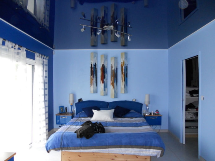 glänzende Decke im Schlafzimmerinnenraum