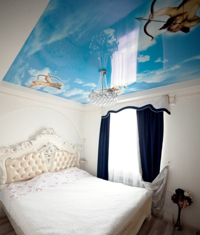 Fotodruck an der Decke im Inneren des Schlafzimmers