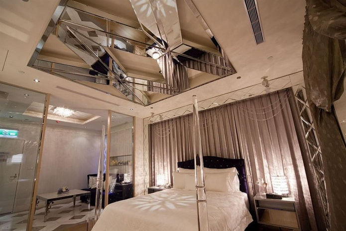 mirrored ceiling in the interior of the bedroom