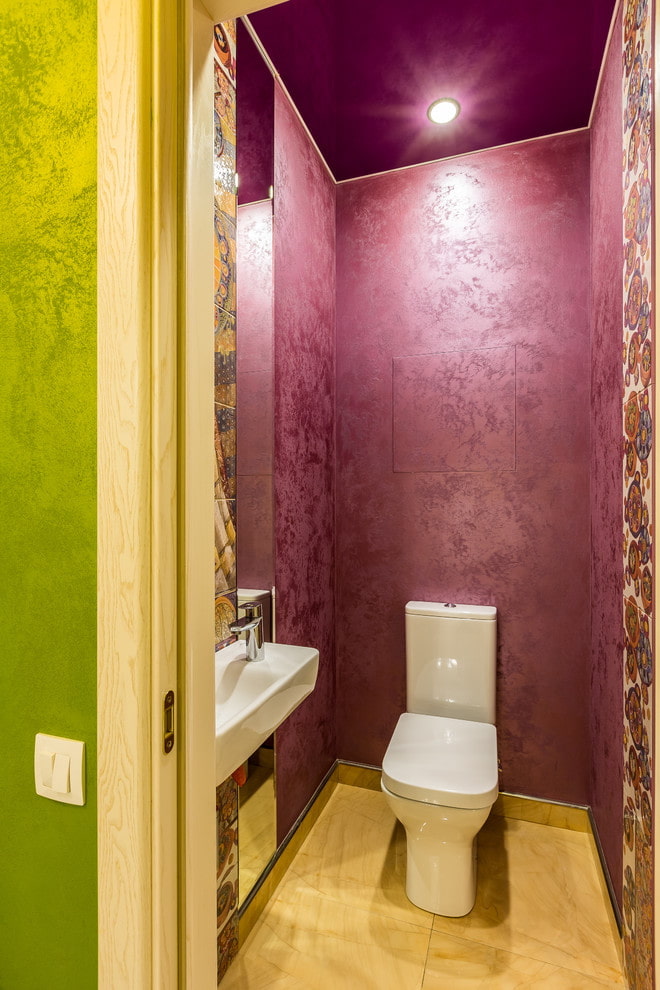 เพดานสีม่วงในห้องน้ำ