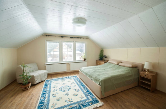 Decken-PVC-Platten im Schlafzimmer im Dachgeschoss