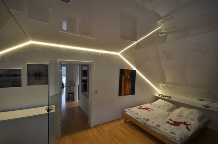 Stretch-Leinwand mit Beleuchtung im Schlafzimmer auf dem Dachboden