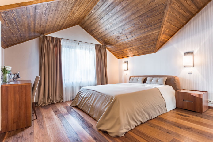 дрвени плафон у спаваћој соби у поткровљу