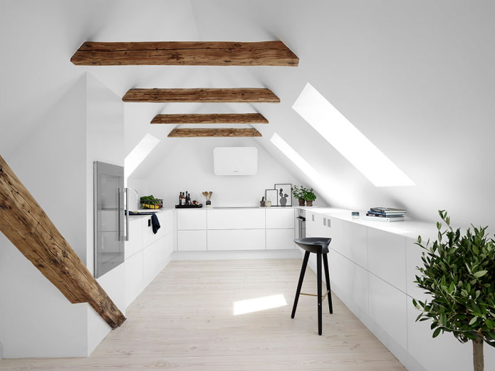 istraktura ng kisame sa attic sa estilo ng minimalism