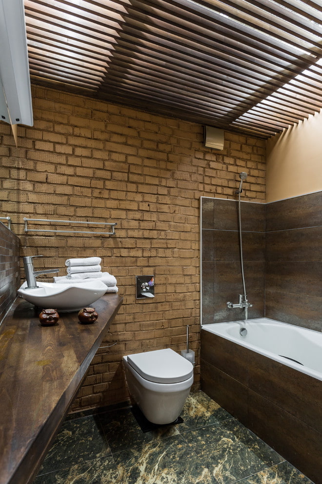 Badezimmer im Loft-Stil mit Lamellen