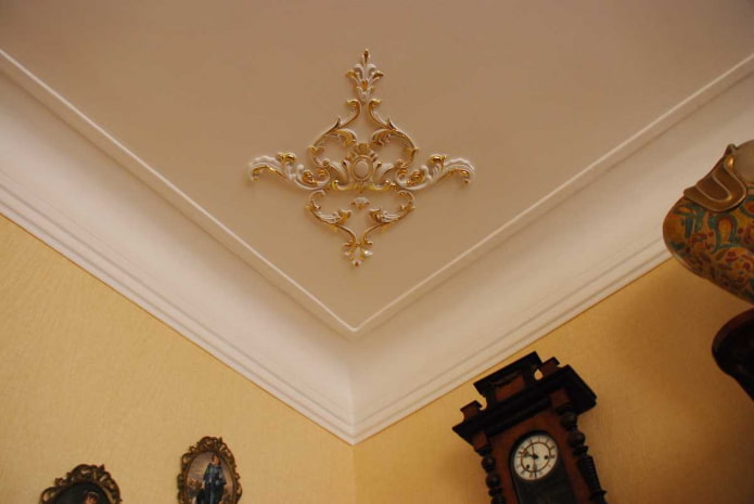 stucco decoration in the corner of the ceiling