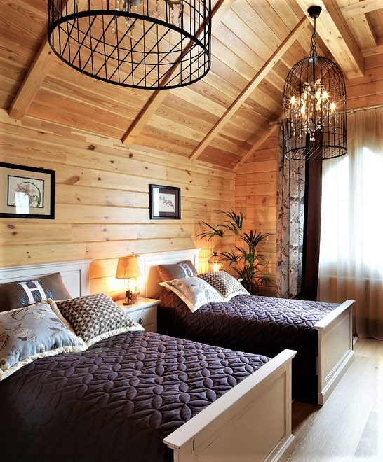 Schlafzimmer in einem Haus aus Holz
