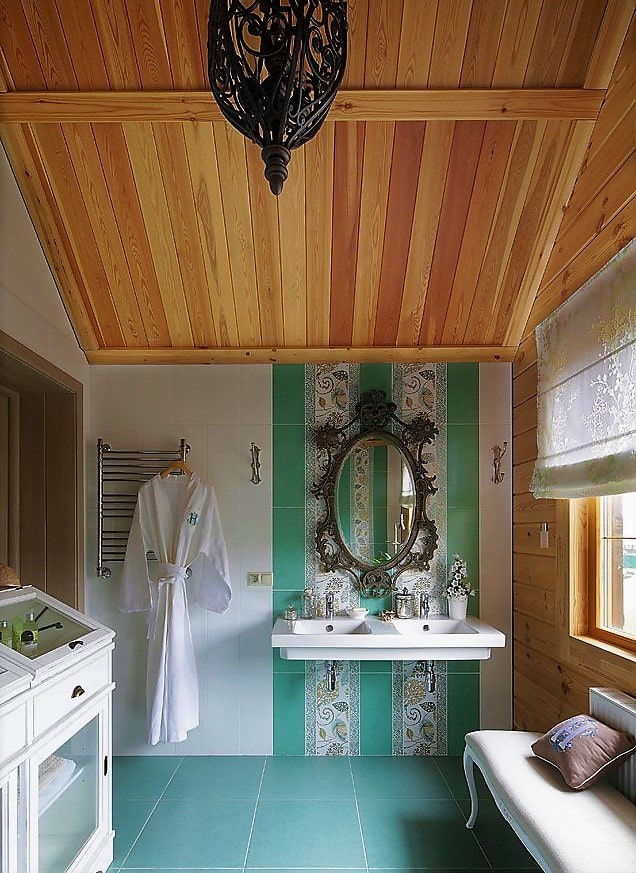 Badezimmer mit Holzdecke