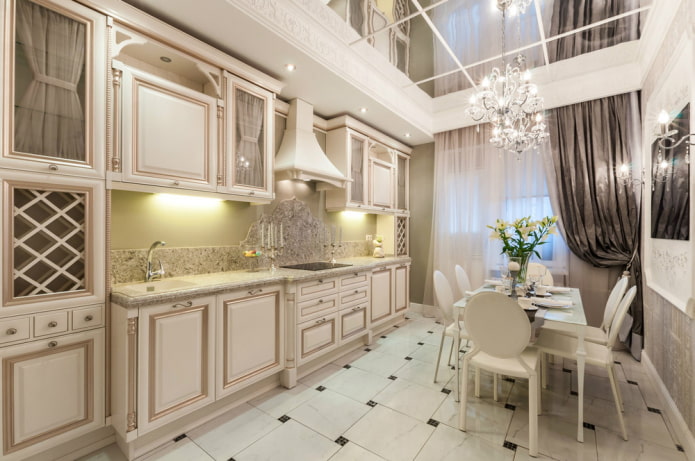 дизајн огледала плафона у кухињи