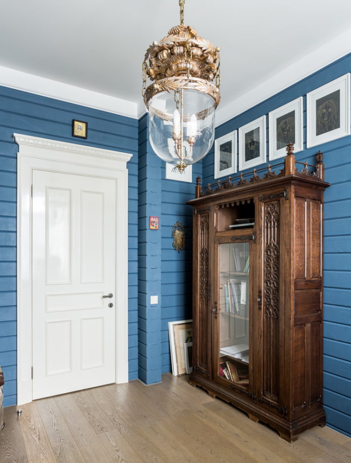 зидна декорација у плавој боји у ходнику