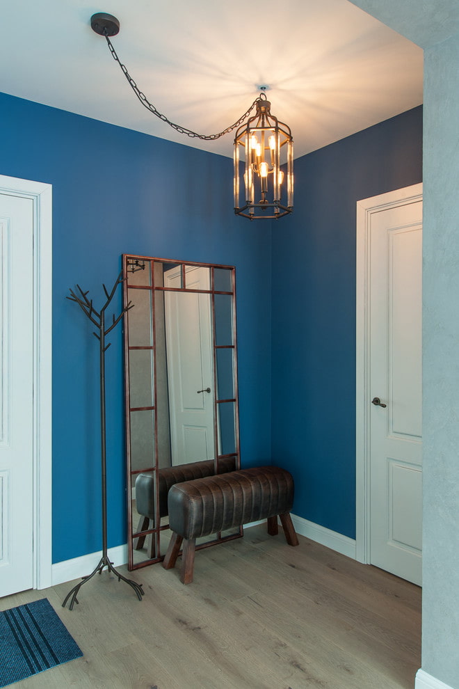 wall decoration in blue in the hallway