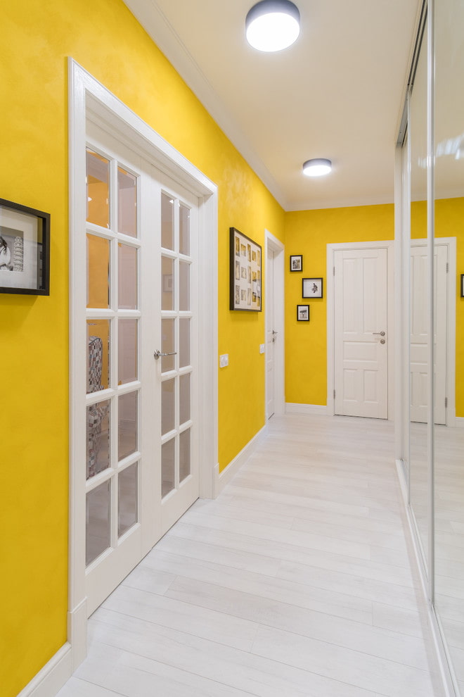 yellow plaster in the interior of the hallway