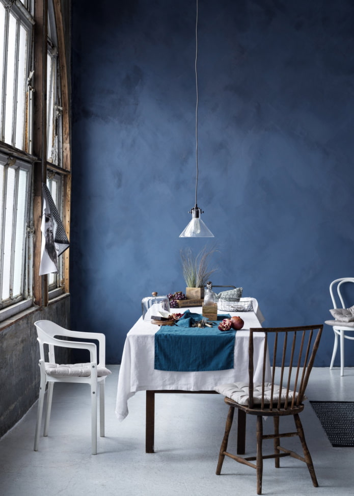 blue plaster in the interior of the dining room