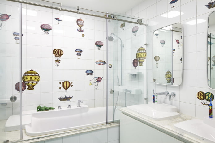 dekoratív falmatricák a fürdőszoba belsejében